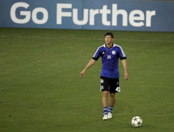 2012-09-17t173954z_1747610210_gm1e89i04lq01_rtrmadp_3_soccer-champions_reuters