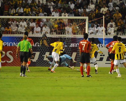 الهدف السادس لفريق اتحاد جدة بمرمى الحارس كويتشي هيرونو في عام 2009