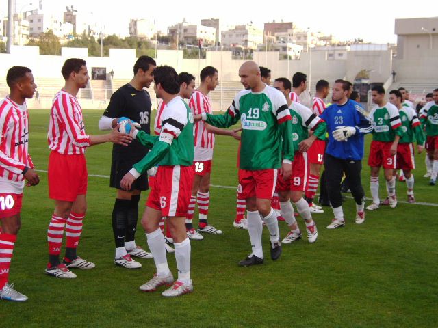 تصافح نجوم الفريقين قبل بداية اللقاء وبعدســـــــــــــة كوورة 