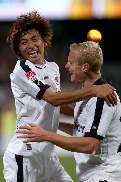 تاكاشي ( يسار ) يقود فرانكفورت للفوز على نورنبرج