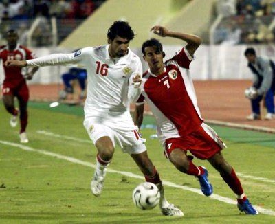 الحوسني (يمين)