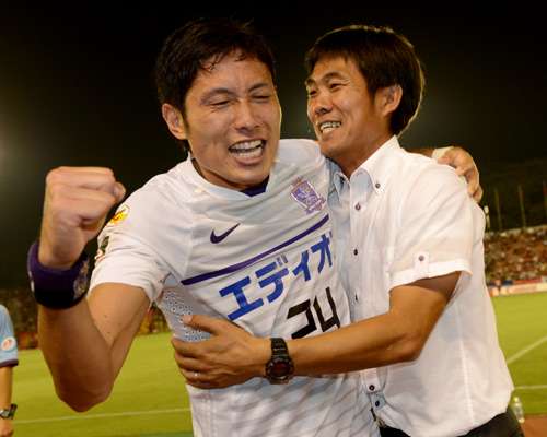 المدافع موريواكي ( يسار ) يحتفل مع مدربه هاجيمي مورياسو بعد نهاية المبارا