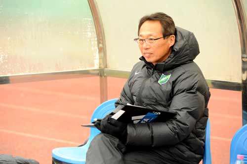 المدرب الياباني تاكيشي اوكادا