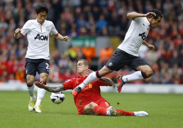 أجير مدافع ليفربول على الأرض لحظة إلتواء ركبته اليمنى
