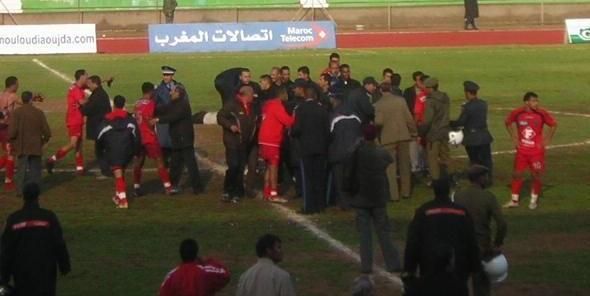 صورة من شغب اللاعبين في الملعب الشرفي بوجدة