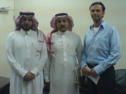 الزميل مجد دراو مع الخلوي والقريني