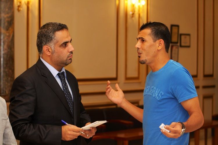 السفاح العراقي يونس محمود يتحدث لمراسل كووورة في العاصمة البحرينية المنامة ( تصوير زكي الشيخ)