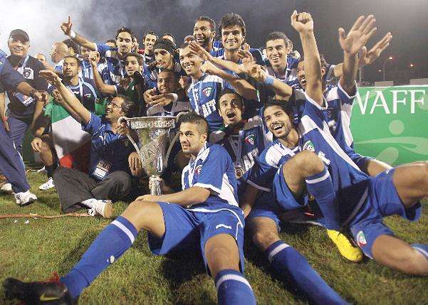 لاعبو الكويت يحتفلون بفوزهم بكأس غرب آسيا 2010 