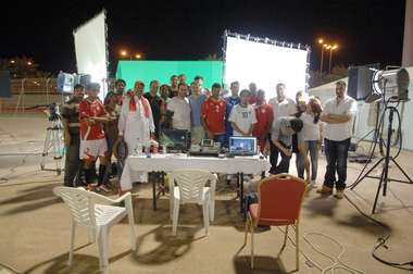 لقطة جماعية لفريق عمل التصوير.