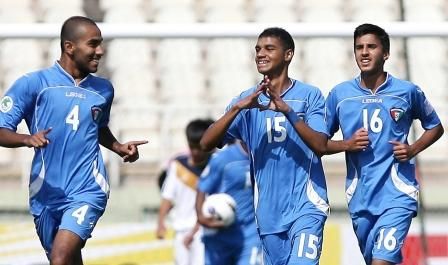 فرحة لاعبي الكويت بالتأهل لدور الثمانية رغم الخسارة امام ايران