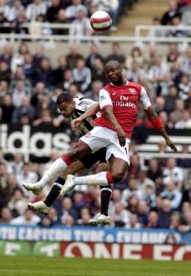 قفزة مشتركة بين لاعب نيوكاسل كيرون داير (اليسار) ولاعب الأرسنال ويليام جالاس