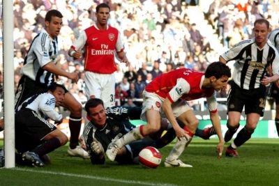 صراع على الكرة بين زحام اللاعبين امام مرمى نيوكاسل