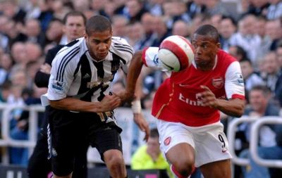 لاعب الارسنال خوليو بابتيستا يجتاز لاعب نيوكاسل اوجوتشي