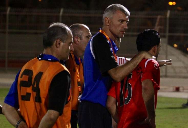 المدرب فلورين يواسي اللاعبين بعدالخسارة