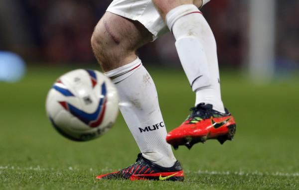 2012-09-26t195801z_1118346223_gm1e89r0b0501_rtrmadp_3_soccer-england_reuters
