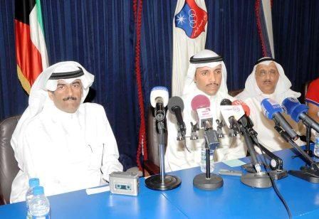عبدالعزيز المرزوق رئيس نادي الكويت مع مرزوق الغانم وامين السر وليد الراشد