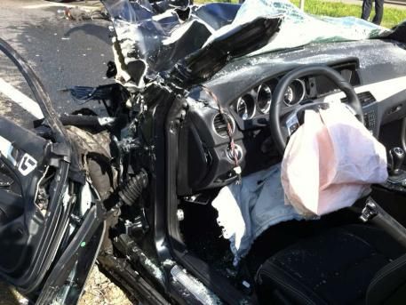 صورة لسيارة  فوكسيفيتش التي تضررت من الحادث العنيف