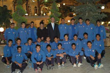 السفير والمطيرى مع اللاعبين