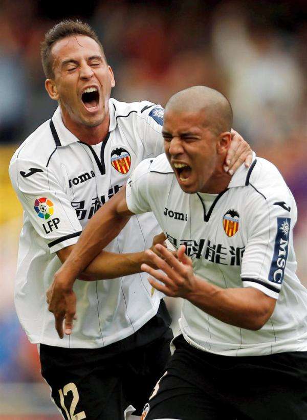 الجزائري سفيان فيجولي " يمين " يحتفل بهدفه في مرمى سرقسطة