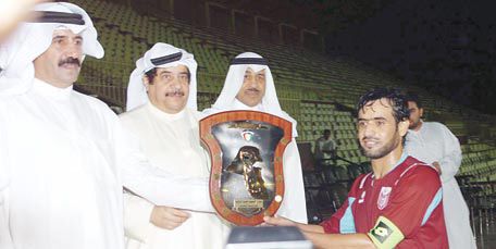 قائد النصر يتسلم درع الدوري 