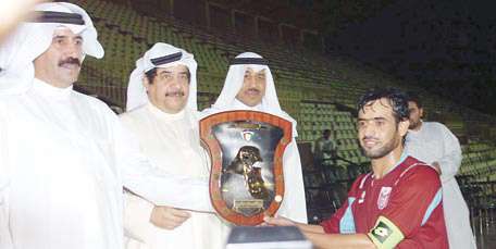 قائد النصر يتسلم درع الدوري 