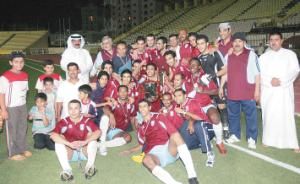 لاعبوا النصر في صورة جماعية بعد التتويج 