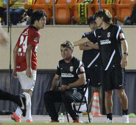  هاراجوتشي ( يسار ) يحتج بشدة على قرار المدرب بيتروفيتش وهو إخراجه من المباراة مبكراً