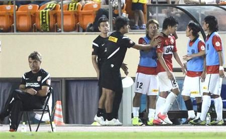 لاعبي فريق اوراوا ريد يحاولون إنهاء المشكلة بين هاراجوتشي والمدرب الصربي بيتروفيتش