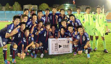 لاعبي منتخب اليابان يحتفلون بعد تأهلهم إلى الإمارات 2013