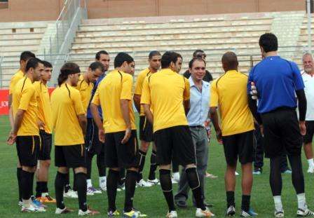 الأمير علي يصافح اللاعبين في تدريب اليوم