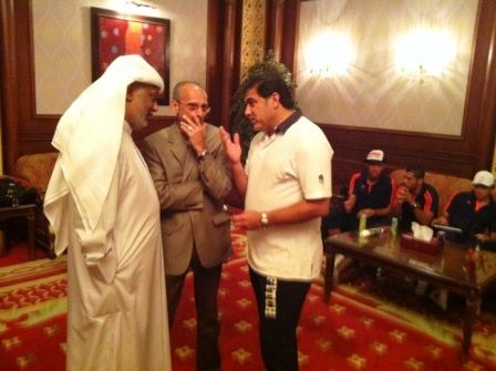 البرازيلي فييرا مع محمد ابراهيم مدرب منتخب الكويت السابق وابراهيم مسعود اداري القادسية