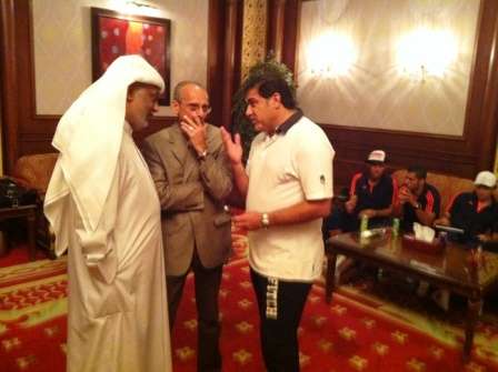 البرازيلي فييرا مع محمد ابراهيم مدرب منتخب الكويت السابق وابراهيم مسعود اداري القادسية