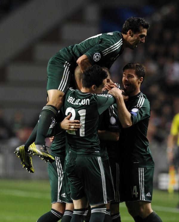 2012-10-03t200559z_110146775_gm1e8a40bby01_rtrmadp_3_soccer-champions_reuters