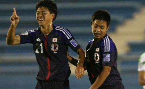 المهاجم الياباني يوكي اونيشي ( يسار ) يحتفل بعد إحرازه الهدف الأول بمرمى العراق