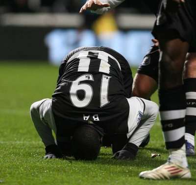 ديمبا با يسجد شكرا لله بعد إحرازه هدفا في شباك يونايتد الموسم الماضي