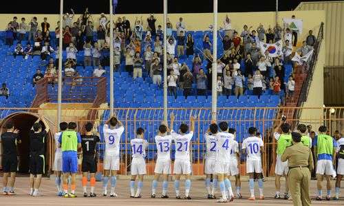 الجماهير الكورية القليلة التي تواجدت في استاد الأمير فيصل بن فهد في السعودية