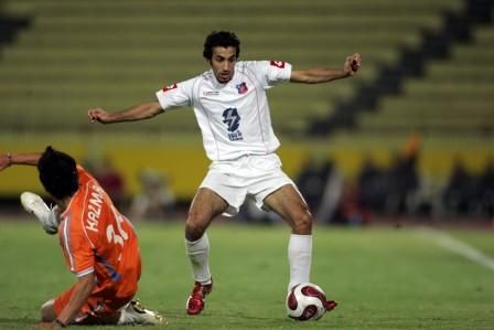 فهد عوض لاعب الكويت يمر من فيصل دشتي لاعب كاظمة في لقاء سابق