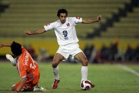 فهد عوض لاعب الكويت يمر من فيصل دشتي لاعب كاظمة في لقاء سابق