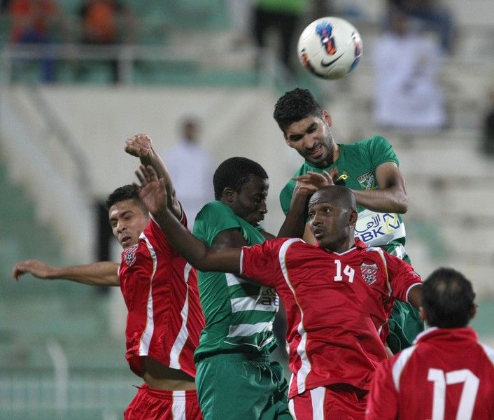 سيد عدنان وعبدالقادر فال في صراع فضائي على الكرة مع لاعبي الصليبخات