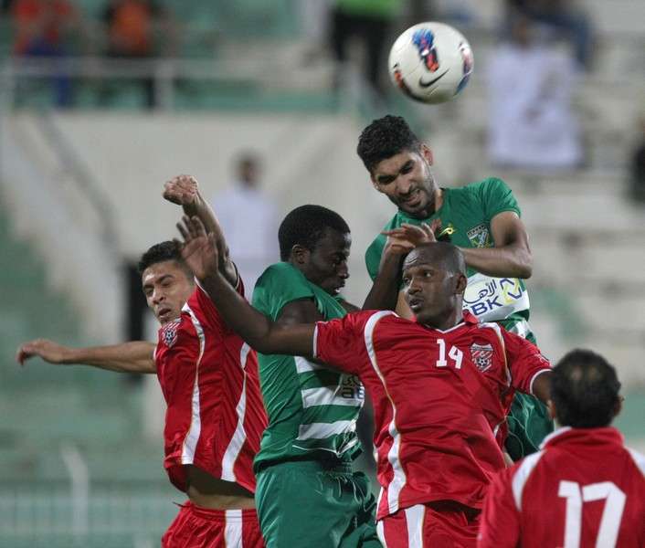 سيد عدنان وعبدالقادر فال في صراع فضائي على الكرة مع لاعبي الصليبخات