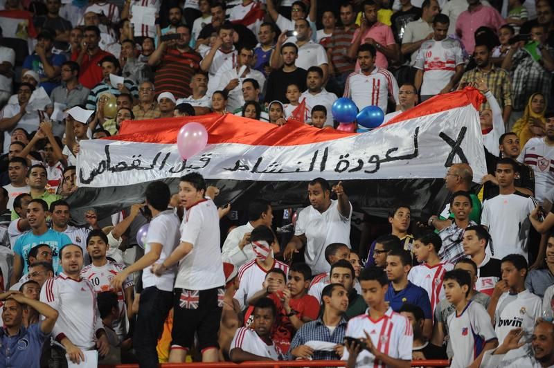 جانب من الجماهير وبعض اللافتات