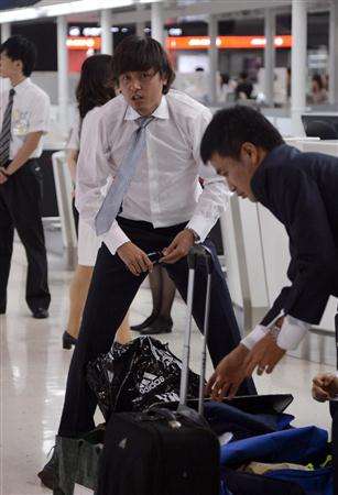 ياسوهيتو إيندو في مطار ناريتا الدولي قبل السفر إلى فرنسا