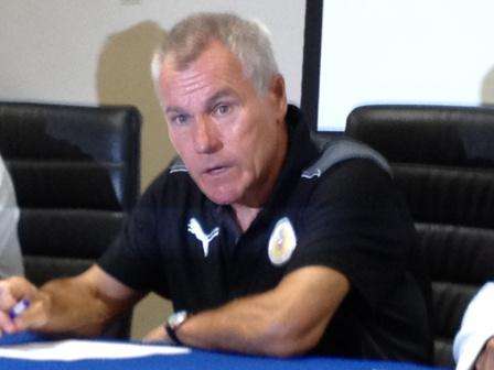 تايلور يتحدث في المؤتمر الصحفي الذي عقده مساء اليوم الاثنين في اتحاد الكرة البحريني