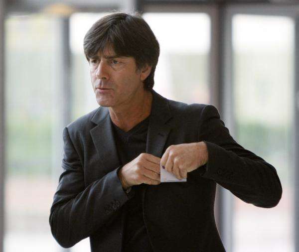 2012-09-24t165811z_892441990_gm1e89p02o101_rtrmadp_3_soccer-uefa_reuters