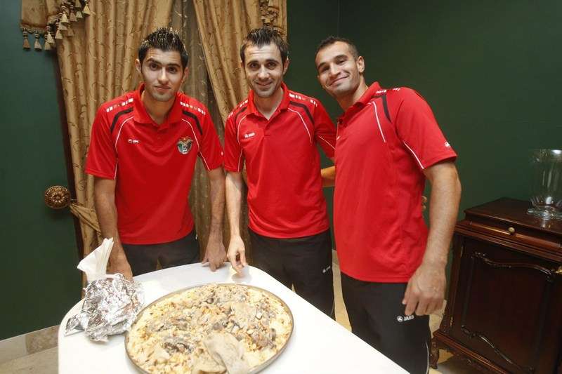 ثائر البواب وأحمد هايل وعبدالله ذيب قبل تناول"المنسف"