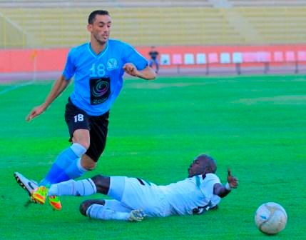 الفلسطيني نعمان "الفيصلي" في محاولة لإجتياز خالد سعد "المنشية" في لقاء اليوم