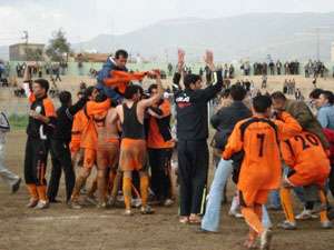 جانب من فرحة سيروان بعد تأهلهم لدور النخبة