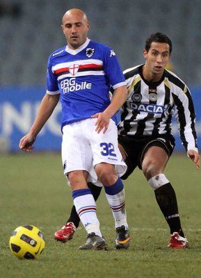 بنعطية بالقميص الأبيض والأسود