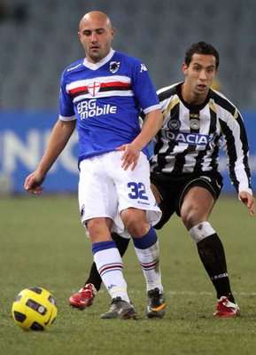 بنعطية بالقميص الأبيض والأسود