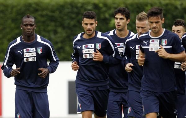 2012-10-09t115505z_1578063430_gm1e8a91j9b01_rtrmadp_3_soccer-italy_reuters